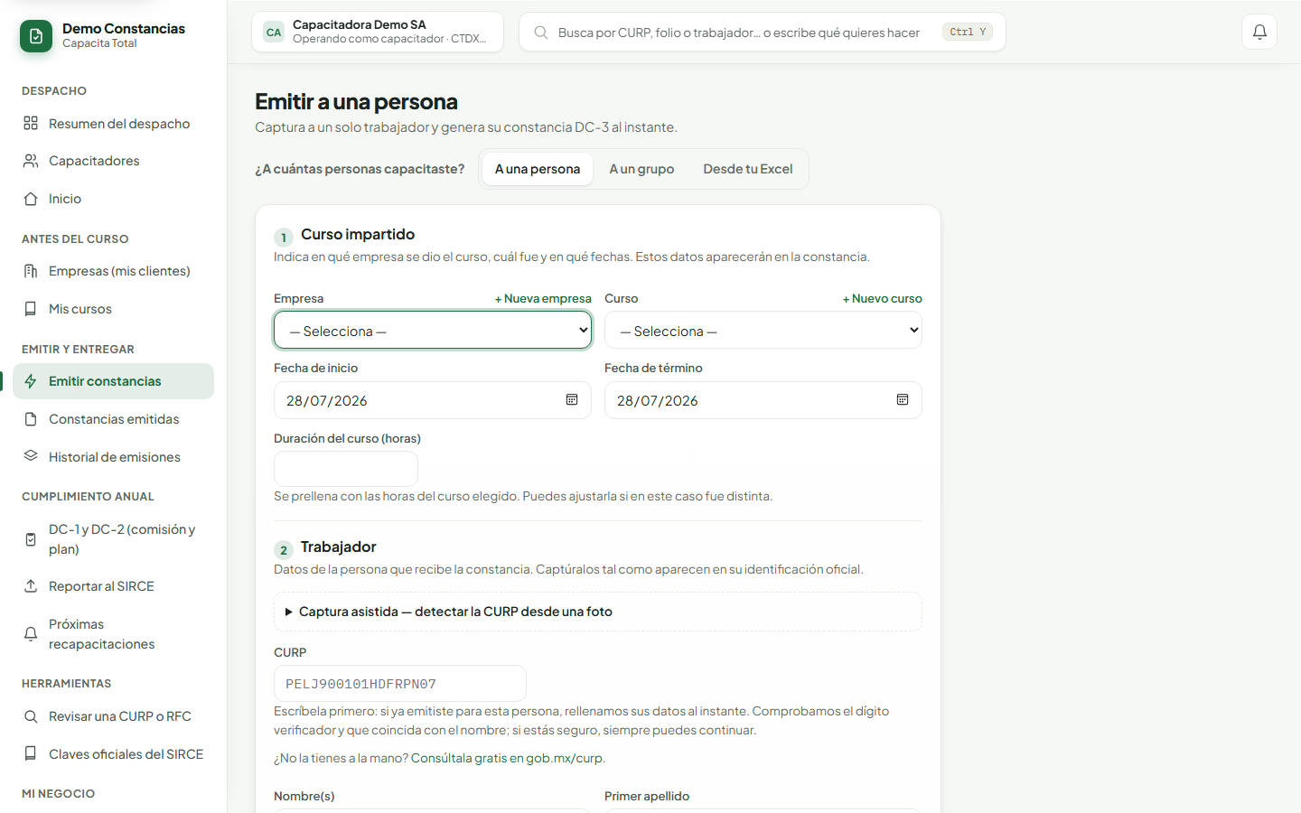 Pantalla Emitir constancias: la pregunta «¿A cuántas personas capacitaste?» con las opciones A una persona, A un grupo y Desde tu Excel